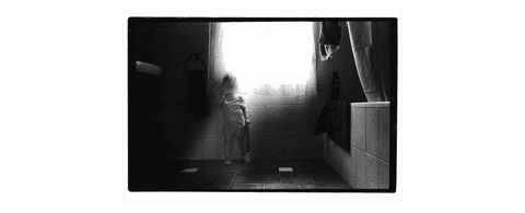 Niña detrás de una cortina
